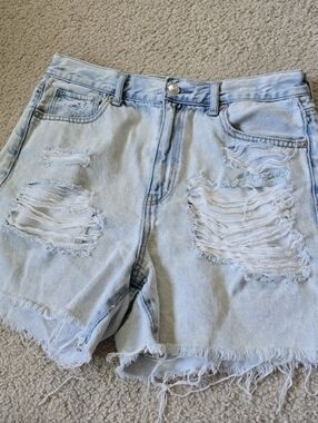 American Eagle Mom Short Light Blue Distressed Denim Women’s Shorts Size 6